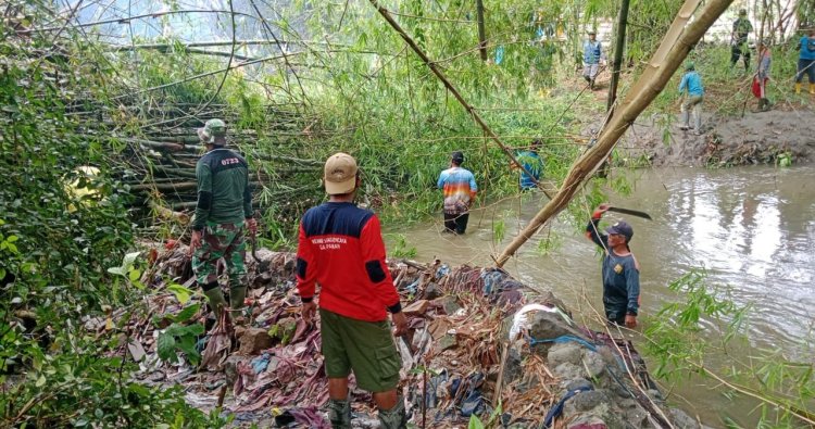 Antisipasi Banjir Babinsa Koramil Jogonalan Bersama Warga Bersihan Bantaran Sungai Desa Pakahan Klaten