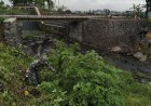 Melalui Gotong Royong Bersama Warga Dan Polsek, Babinsa Prambanan Bersihan Sungai Dan Jembatan Matangan