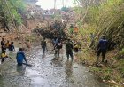 Danramil 19/Trucuk Pimpin Karya Bakti Pembersihan Sungai Kali Cino Di Desa Jatipuro Klaten