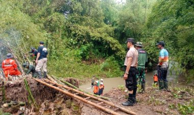 Babinsa Koramil 18/Bayat Bersama Warga Bersihkan Rumpun Bambu Di Sungai Desa Nengahan Klaten