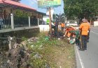 Babinsa Koramil 23/Ceper Bersama Warga Gotong Royong Bersihkan Sampah Sungai Desa Dlimas