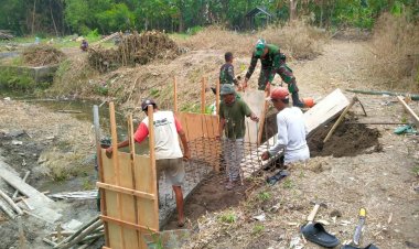 Sinergi TNI Dan Warga, Pengecoran Jembatan Garuda Di Cawas Berjalan Lancar